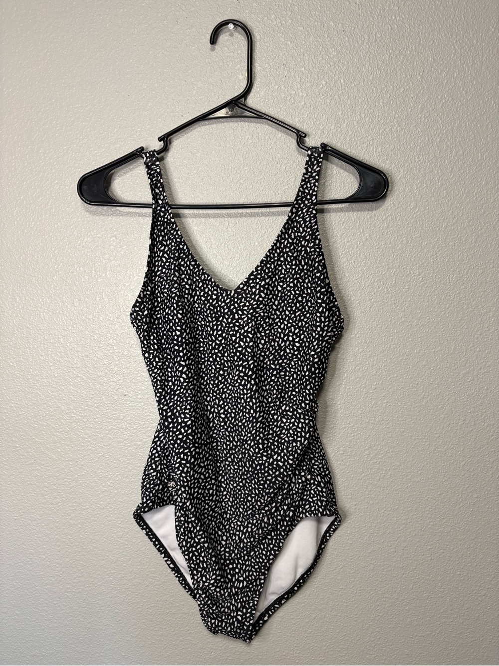 Speedo Women’s Size 8 Black White Ruched One Piece Swimsuit Tummy Control V-Neck
